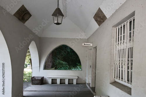 Überdachter Eingangsbereich mit Weg zur Toilette auf dem Hauptfriedhof in Mülheim Ruhr