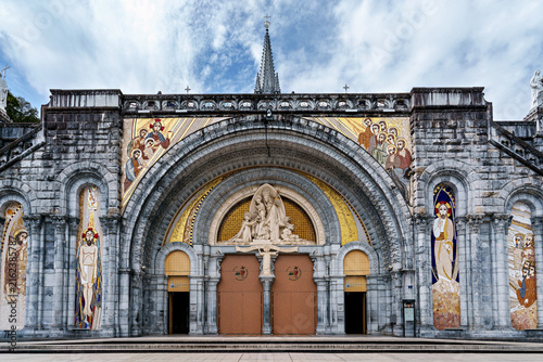 Obraz na plátne View of the Basilica in the Sanctuary of Lourdes, France