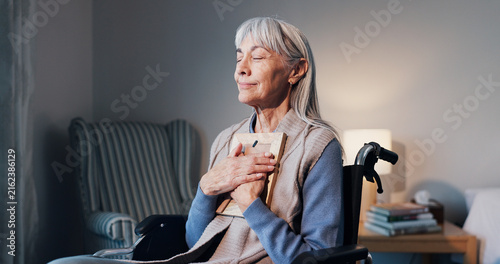 Foto Senior, hug or happy woman with picture frame in wheelchair for good memory, past moment or comfort