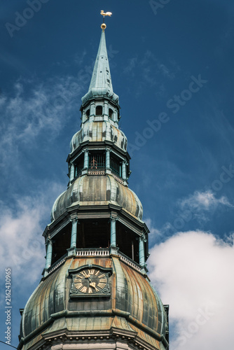 Foto Vertical close-up shot of the ornate copper spire and gold weathercock rooster o