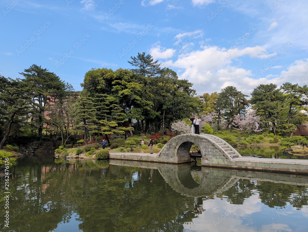 Naklejka premium Shukkeien Garden Stone Arch Bridge Hiroshima Spring