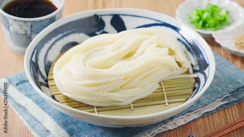 ざるうどん 讃岐うどんをお皿に盛った冷たい麺料理