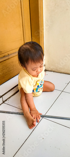 Canvastavla Amused baby girl laughing with cheerfulness on home porch