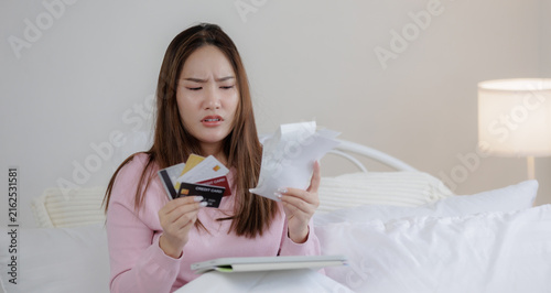 Fotografía Worried women reviews credit card bills and expenses on tablet in bed, showing financial stress, debt management, online banking, household budget, personal finance concerns