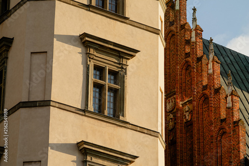 Foto Horizontal architectural contrast photo of Wawel facade and red brick detail rea