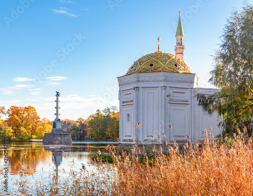 Foto Chesme column and Turkish bath in autumn foliage in Catherine park, Tsarskoe Sel