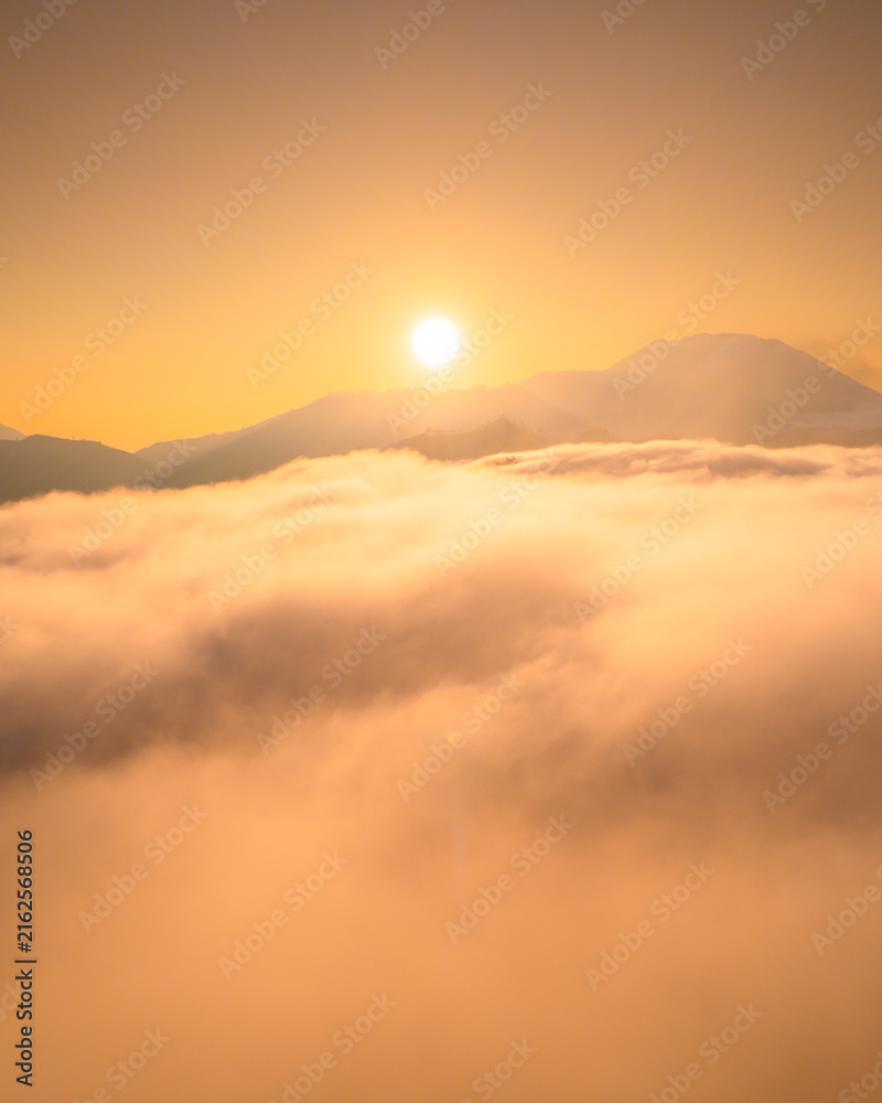 Fototapeta premium Breathtaking Sunrise Above the Clouds Over Mountain Peaks