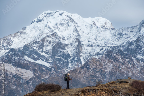 фотографія Eine Frau wandert entlang eines Berggrates mit einem fantastischen Ausblick auf