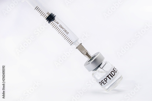 Foto Syringe draws medical peptide liquid bottle for hopeful patient therapy modern t