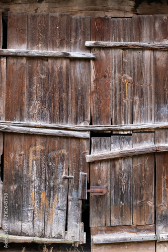 Détail d'une vieille porte en bois massif