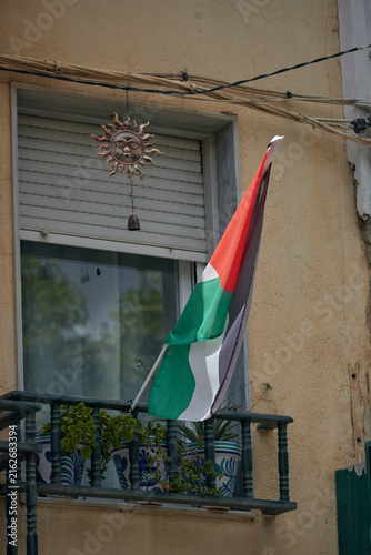 Fotografie Palestinian flag displayed on a residential balcony in Güéjar Sierra, Granada pr
