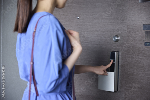スマートロックを指で操作する女性