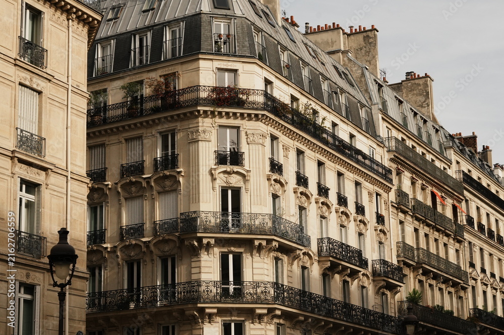 Obraz premium Classic Parisian building facade with wrought iron balconies