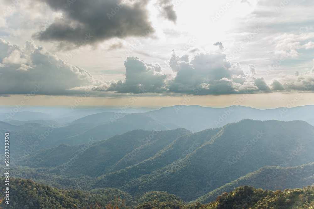 Obraz premium Panoramic View of Mountain Ranges and Dramatic Sky in Kerala
