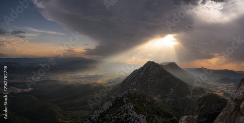 Fotografía view from Quéribus castle in southern France with the eastern Pyrénées mountains