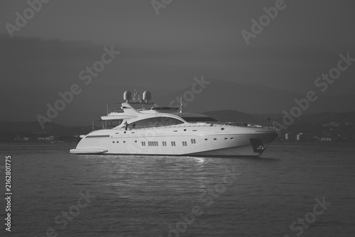 Foto Dramatic black and white photo of Luxury Powerboat anchored in the bay of Cannes