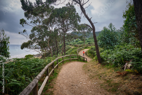 Costa de los dinosaurios en Asturias. Museo del Jurásico MUJA, Lastres. Camino de ronda hasta llegar a las huellas de dinoaurio en la playa de la Griega.