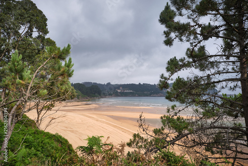 Costa de los dinosaurios en Asturias. Museo del Jurásico MUJA, Lastres. Camino de ronda hasta llegar a las huellas de dinoaurio en la playa de la Griega.