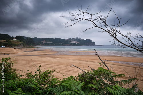 Costa de los dinosaurios en Asturias. Museo del Jurásico MUJA, Lastres. Camino de ronda hasta llegar a las huellas de dinoaurio en la playa de la Griega.