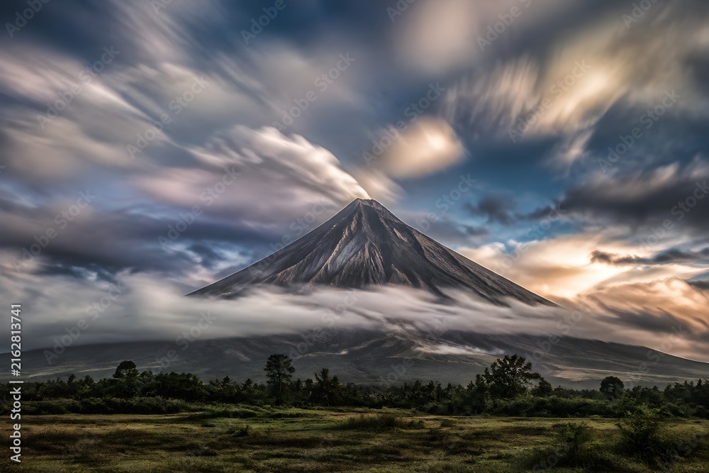 Obraz premium Fast Moving Clouds Around Volcano Create Epic Landscape Photography with Dramatic Scale and Atmospheric Energy