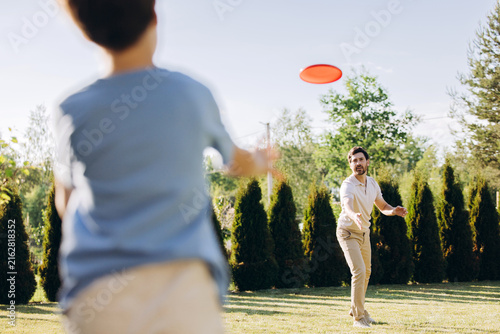 Canvastavla Father and son playing frisbee in park
