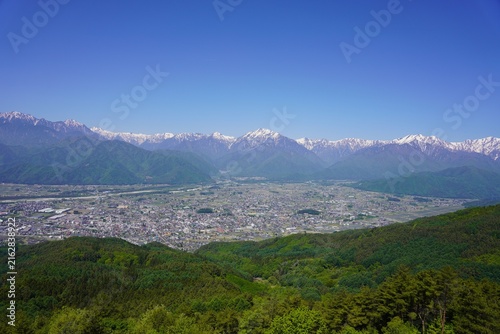 Bild auf Leinwand 北アルプス　鷹狩山から望む残雪の北アルプス 新緑　大町市街