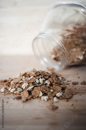 Müsli im Glas – knuspriges Granola mit Nüssen und Kokos auf Holztisch