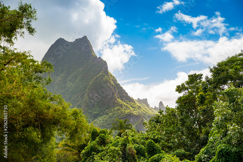Cuadro en lienzo Beautiful landscape photographs of the Pacific island of Moorea in French Polynesia, with lush green vegetation, blue skies and stunning volcanic rock formations