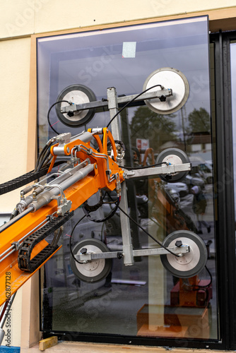 Canvastavla Vacuum glass manipulator installing a glass panel