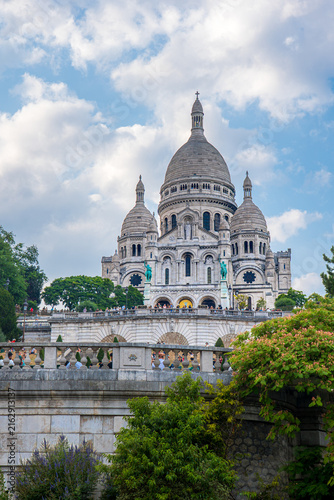 Canvas Print Looking up at exterior of the sacre-coeur basilica in Paris city centre, France