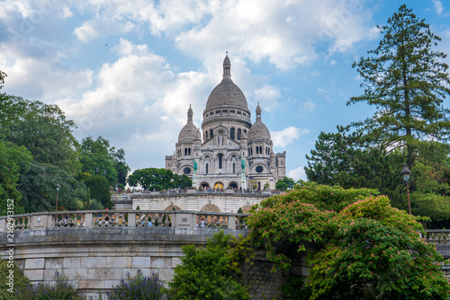 Fotografía Looking up at exterior of the sacre-coeur basilica in Paris city centre, France