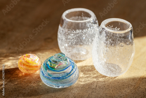 Handmade Glass Art Objects with Air Bubbles in Natural Sunlight
自然光に輝く気泡入りの手作りガラス作品