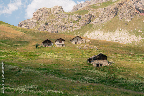 Konstfotografi Hameau de chalets en pierre au pied des falaises rocheuses du Queyras
