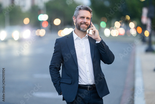 Foto Successful businessman represents corporate career ambition