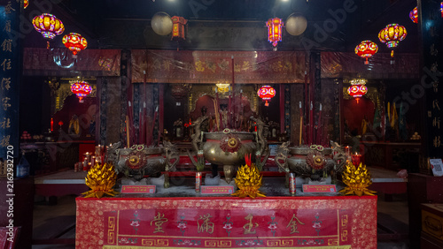 Cuadro en lienzo Traditional Chinese Temple Main Altar with Incense Burners and Colorful Lanterns