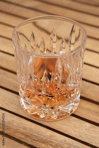 rosa aperitif im cocktailglas