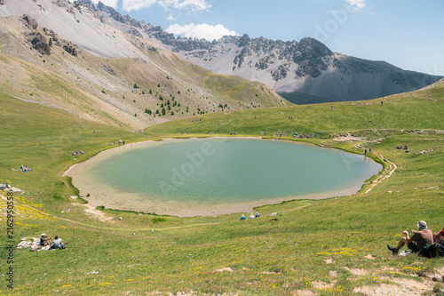 Photography Lac alpin circulaire entouré de montagnes dans le Queyras