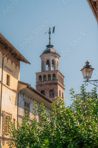 Clocher médiéval avec girouette au-dessus des toits de Saluzzo, Italie