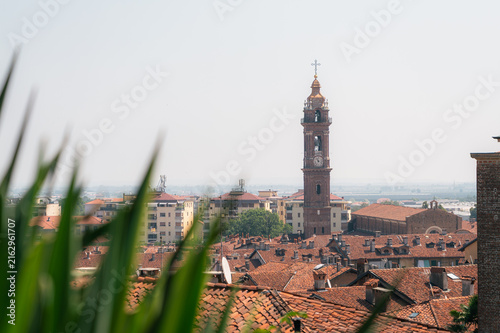 Vue sur le clocher et les toits de Saluzzo, Piémont, Italie
