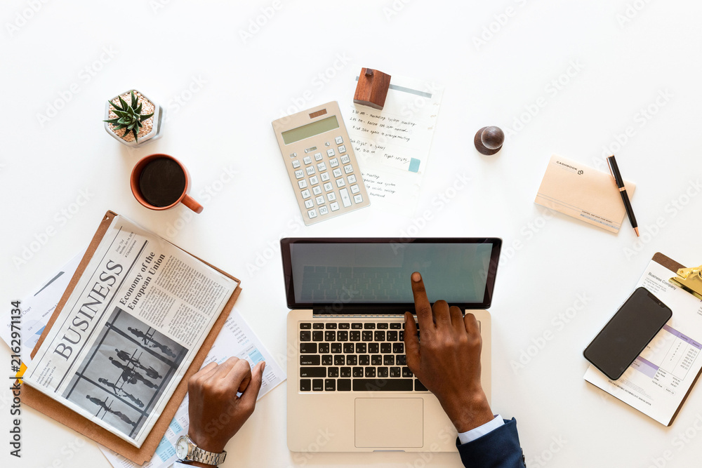Obraz premium Professional workspace with business essentials