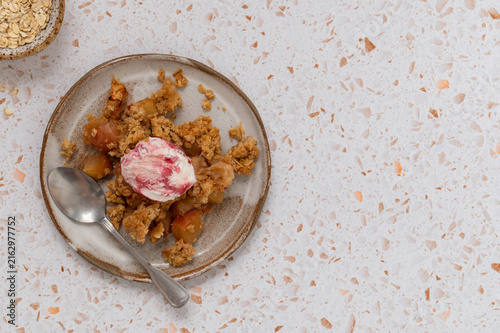 Foto Single serving of apple oat crumble with ice cream