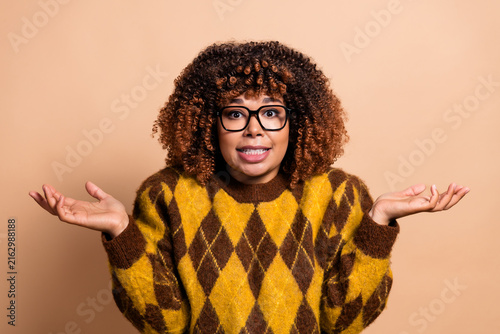 Fotografía Young woman shrugging with confused expression wearing glasses and a yellow argy