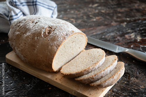 Hausgebackenes Roggen-Mischbrot mit Sauerteig