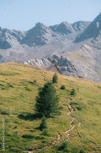 Sentier de randonnée vers un refuge de montagne dans le Queyras