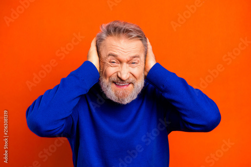 Foto Senior man holding his hands over his ears in frustration, bearded portrait wear