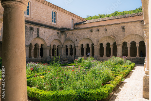 Quadro su tela Cloître de l'abbaye de Sénanque avec jardin fleuri en Provence