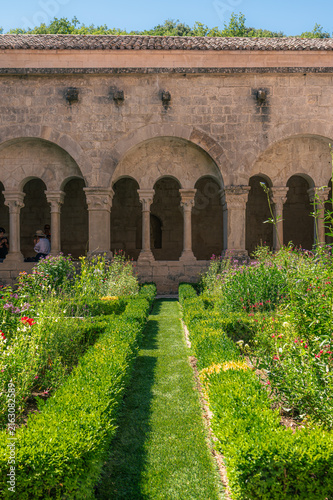 Obraz na plátne Cloître de l'abbaye de Sénanque avec jardin fleuri en Provence