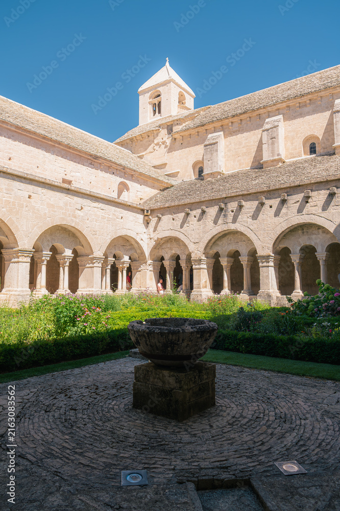 Obraz premium Cloître de l'abbaye de Sénanque avec fontaine en pierre, Provence