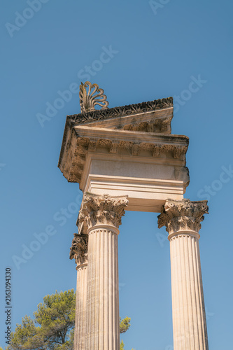 Foto Colonnes corinthiennes et fronton antique du site de Glanum