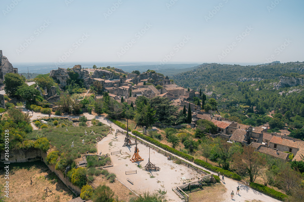 Obraz premium Vue aérienne du village des Baux-de-Provence et ses catapultes médiévales